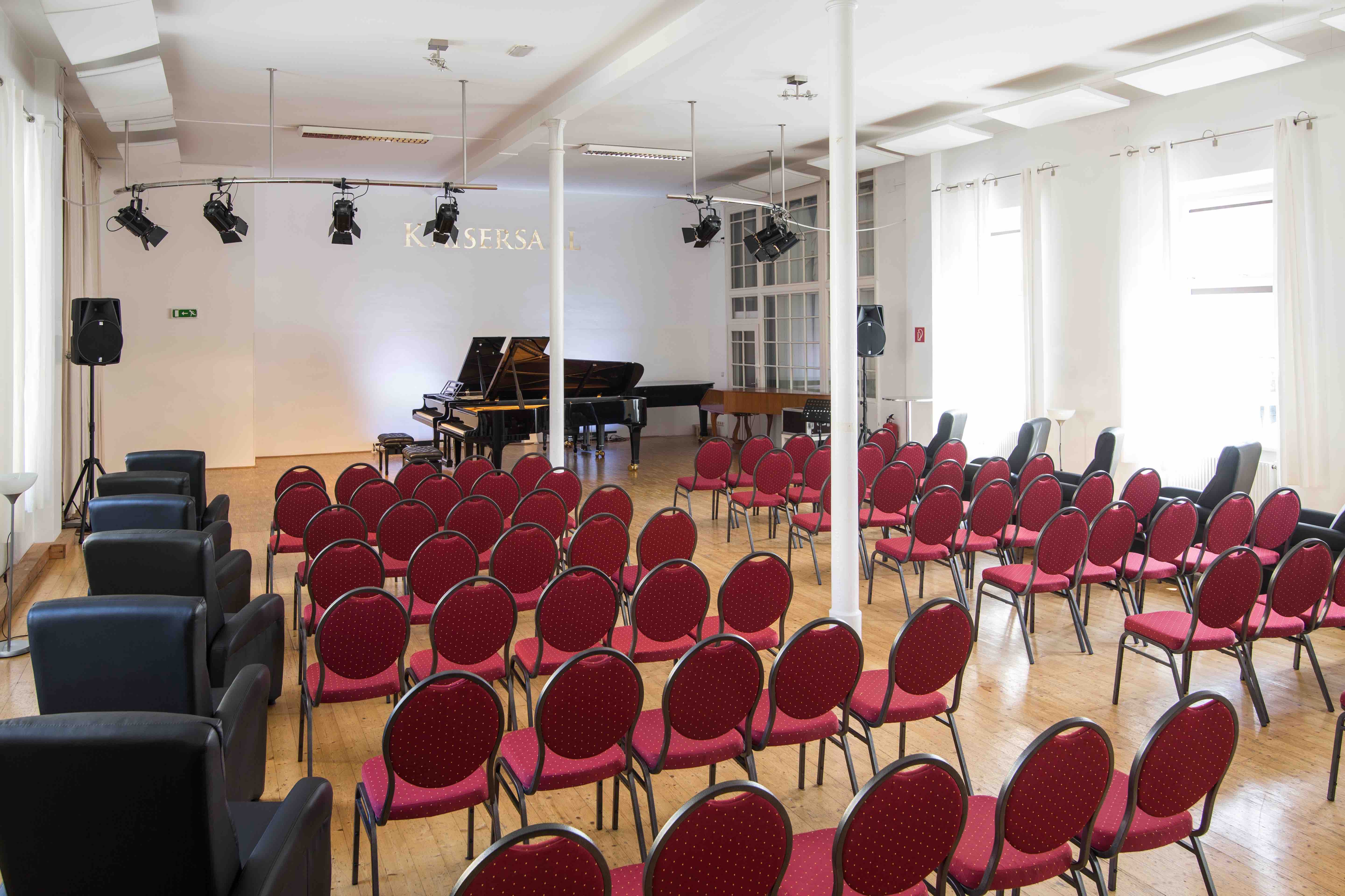 Konzertflügel im 250 m² Kaisersaal des Tonstudios Classical Arts Wien